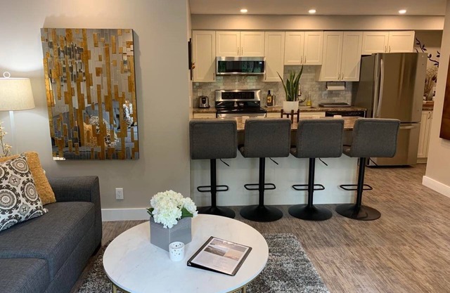Relaxing 1 Bedroom Suite - 5 minutes from the beach!