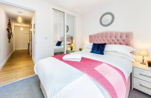 Relaxing 2 Bed 1 Bath Apt with patio in Redhill
