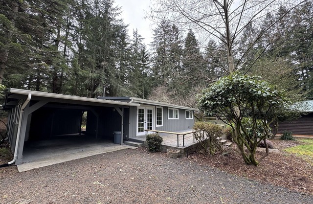 Relaxing 2 bedroom cottage across the street from beautiful Lake Josephine