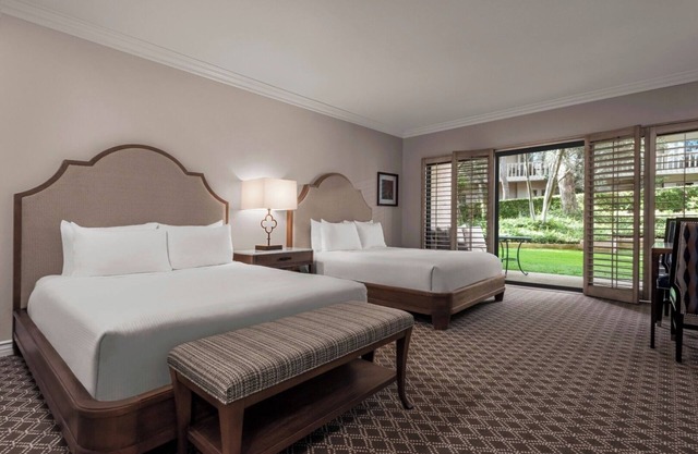 Relaxing 2 Queen Room Overlooking Lush Gardens or Fountain, 2 Units