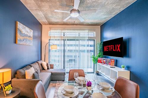 Relaxing 2BD - Central Downtown - Gym, Pool, Parking