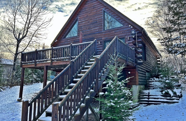 Relaxing 3-bedroom family friendly cabin on Willow Lake with WiFi, AC, Washer&D