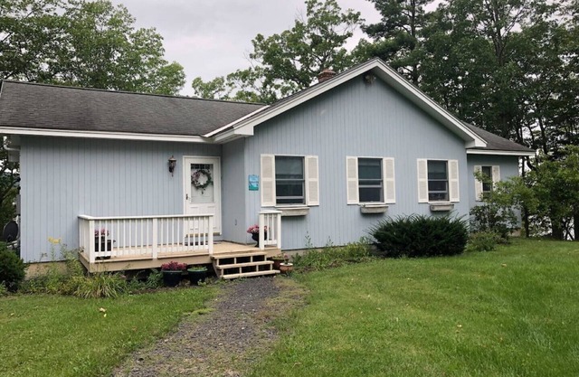 Relaxing 3 Bedroom Lake-front home