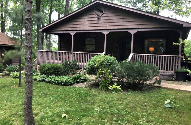 Relaxing 3B Log Home-15 min walk to the Black River!