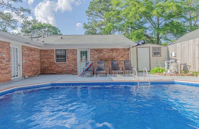 Relaxing 3BR Getaway with Pool and games