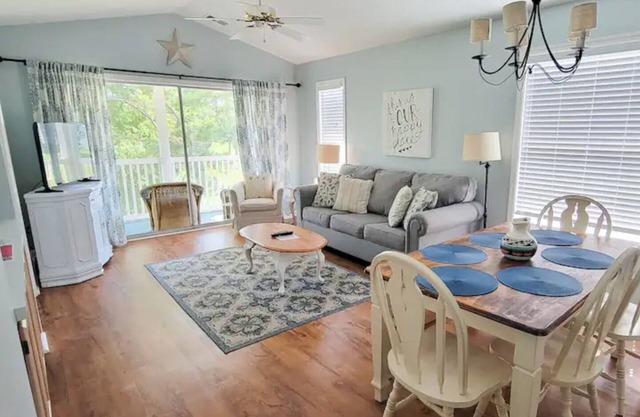Relaxing 3rd Floor Condo w/ Golf View. Close to Coastal Carolina, Ripken & Beach