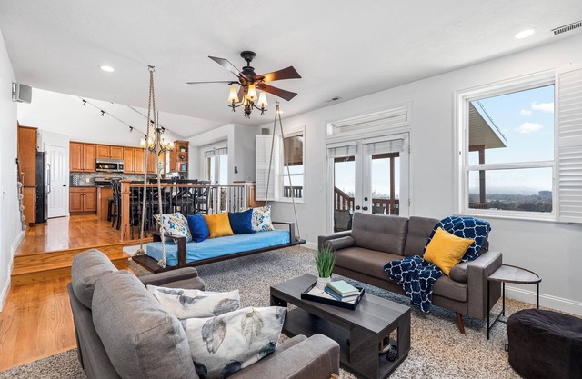 Relaxing 6BR Getaway: Hot Tub, Games & Stunning Views