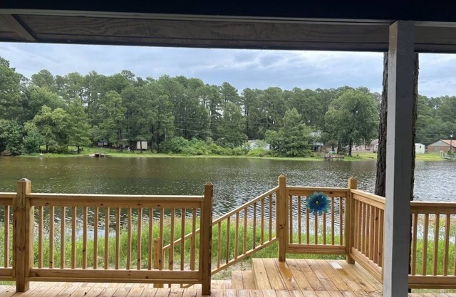 Relaxing and cozy, yet stylish lake house. Minutes from Lake Fork!
