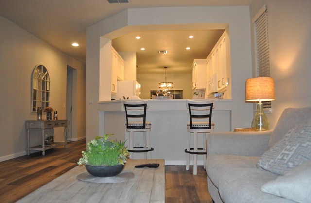Relaxing and quite farmhouse style in Roseville. 5 miles from Galleria mall!