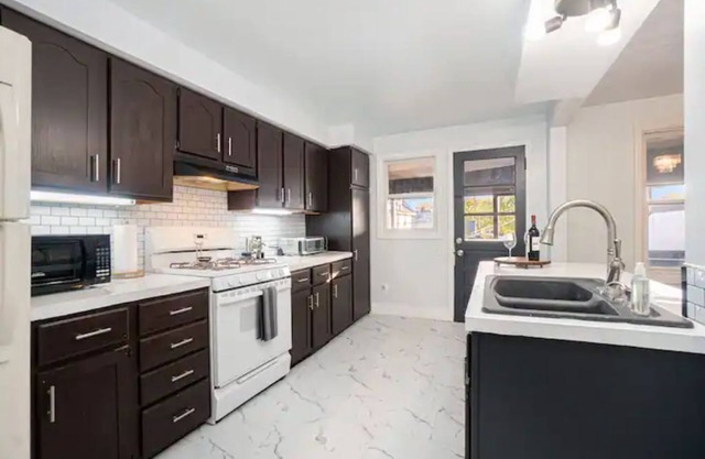 Relaxing and Spacious 2 BD apt - 5 mins from DT GR