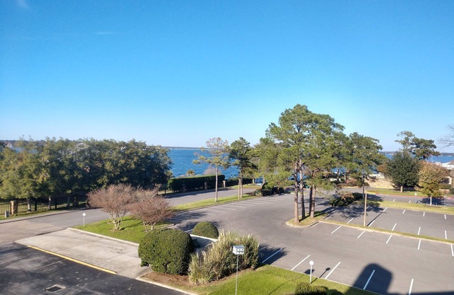Relaxing and Spacious lake view One Bedroom condo on the water