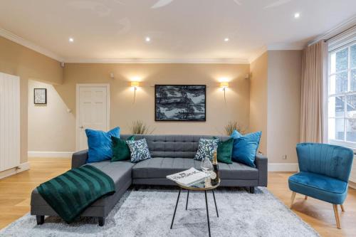 Relaxing and Spacious Kensington Apartment with Patio