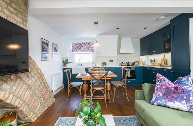 Relaxing Balcony Getaway in Fulham & Hammersmith Pass The Keys