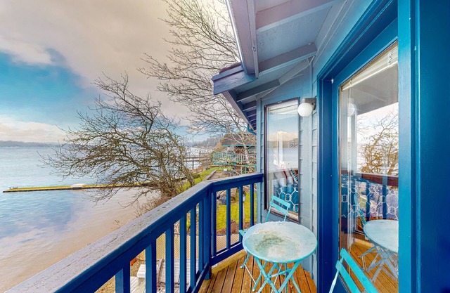 Relaxing bay front house with mountain views, lovely deck, wood-stove & firepit
