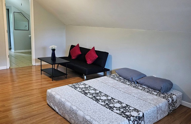 Relaxing bed&breakfast available near #U.City/Delmar big 1BR with attach Bath