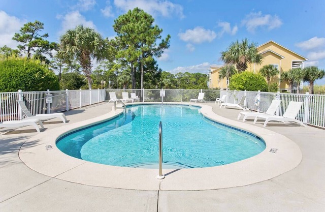 Relaxing Breeze: Great Views, Pool & 2 Kayaks!