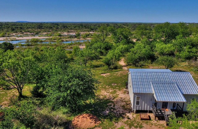 Relaxing Bungalow with 2 Master Suites on the Llano River. Birders Paradise!!