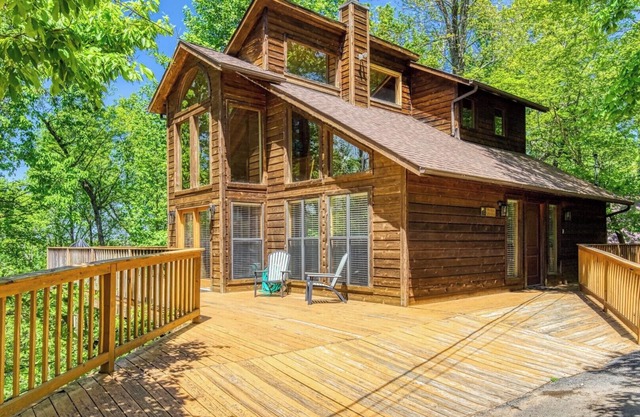Entspannende Hütte! Großartige Aussicht auf die Berge! Zentral gelegen! Super Deck! Whirlpool