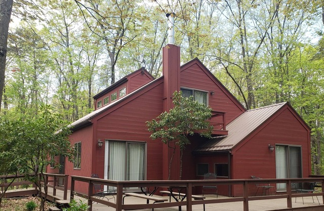 Relaxing cabin in the woods, minutes to Raystown Lake!