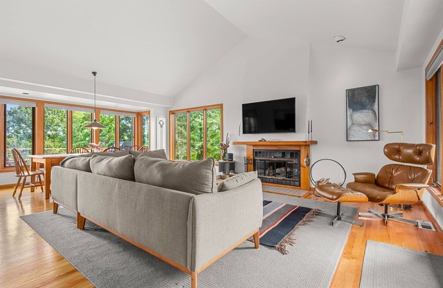 Relaxing Catskill Escape, Mountain Views Hot Tub Fire Pit Heated Pool