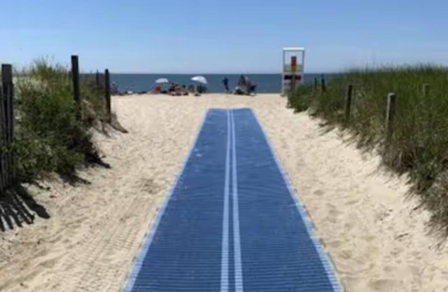 Relaxing condo near the beach with linens and towels provided!