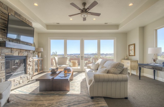 Entspannend, Coral Ridge R & R! Pools auf der anderen Straßenseite. Mit Blick auf den Fischteich