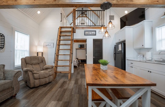 Greers Ferry Cottage Escape w/ Firelight Nights