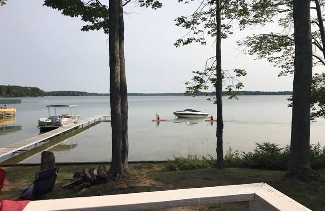 (Neu!) Entspannendes Ferienhaus am Grünen See in Interlochen - Kajaks und SUP zur Verfügung gestellt!