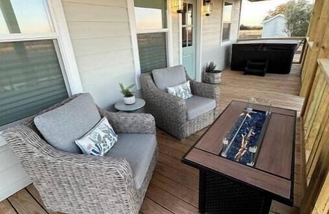 Relaxing cottage with private hot tub and firepit in the heart of wine country