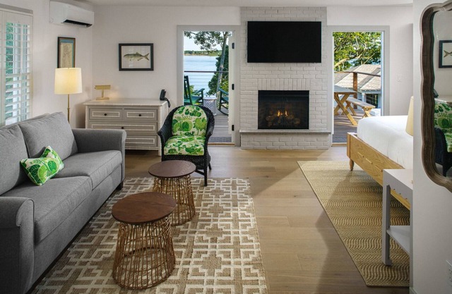Relaxing Cottages & Spacious Rooms w/Beach Access, Pool, Spa and Free Bikes