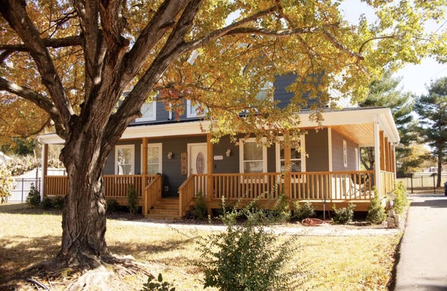 Relaxing Country Home, Huge Fenced Yard, Backyard Gazebo Bar w/ TV & Griddle .