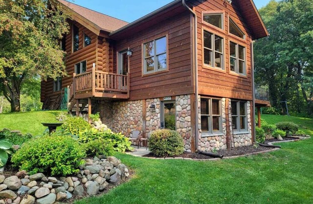 Relaxing Country Log House on 65 wooded acres