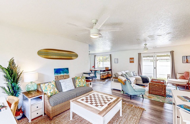 Relaxing dog-friendly home near beaches, private W/D and shared pool