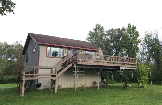 Entspannender erhöhter See-Haus-Rückzug