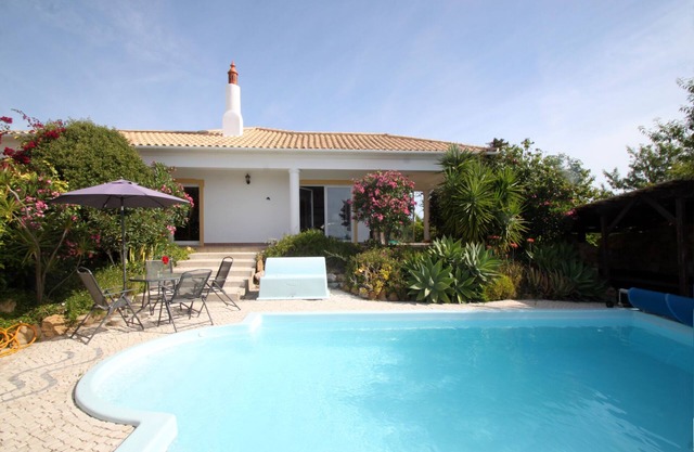 4-Bett-Villa für 8 Personen. Privater beheizter Pool und atemberaubender Panoramablick auf das Meer.