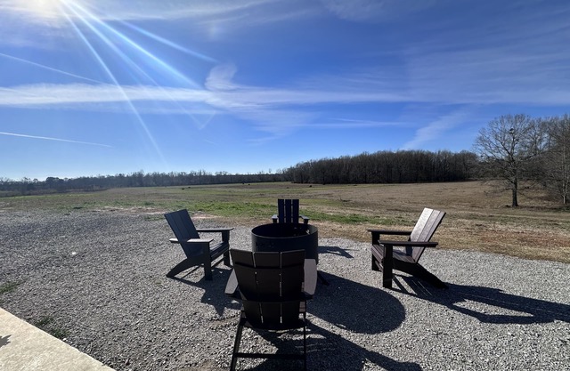Relaxing gameday or hunting retreat on 150 acres w/ loft