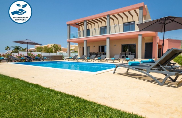 Relaxing getaway w/ heatable pool & 2 jacuzzis