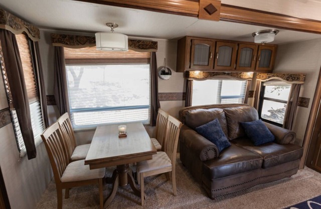 Relaxing Getaway in our Sunset House 2 Bedroom Luxury RV at Acoustic Cellars Lodge