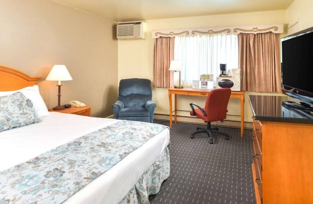 Relaxing Getaway! Lounge by the Pool, Enjoy Continental Breakfast and Parking!