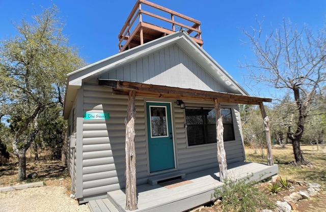Relaxing Getaway at The Siesta Cabin, Pet Friendly