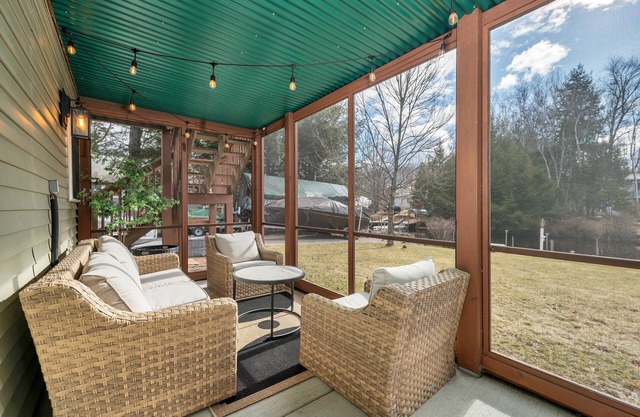 Relaxing getaway for 8 on canal in Balmoral with dock for 21 foot boat