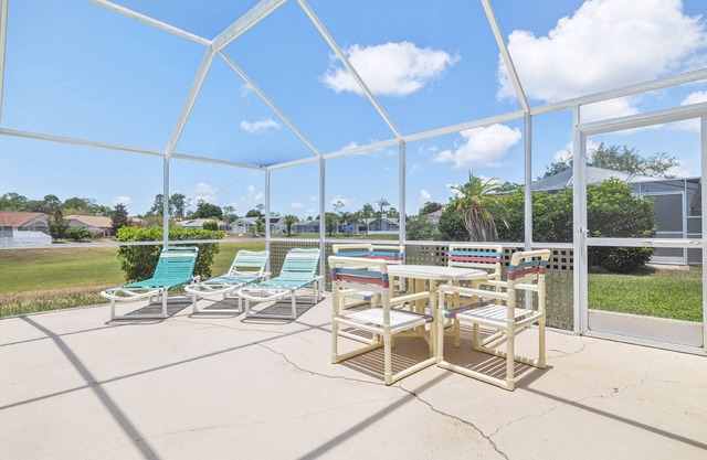 Relaxing Gulf Getaway Heated Pool, Covered Patio & Prime Location Near Parks, Beaches & Attractions!