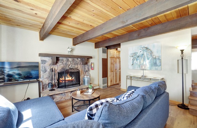 Relaxing Heavenly Bear Cottage at Sugarloaf Big Bear