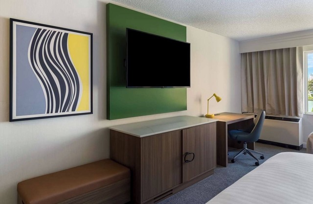 Relaxing Hideaway! Spacious Unit, Pets are Welcome!