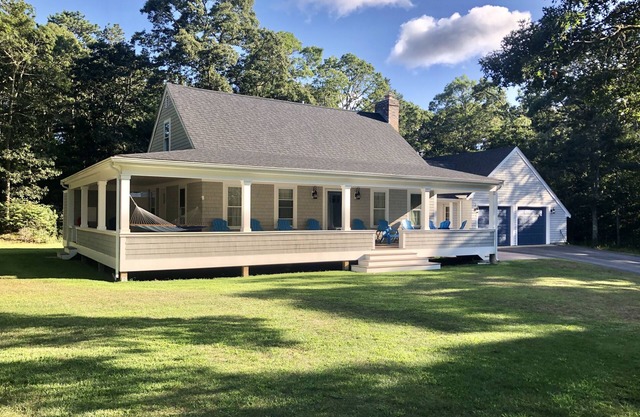 Entspannendes Zuhause mit übergroßer Veranda, großem Garten, Strandpass und malerischem See!