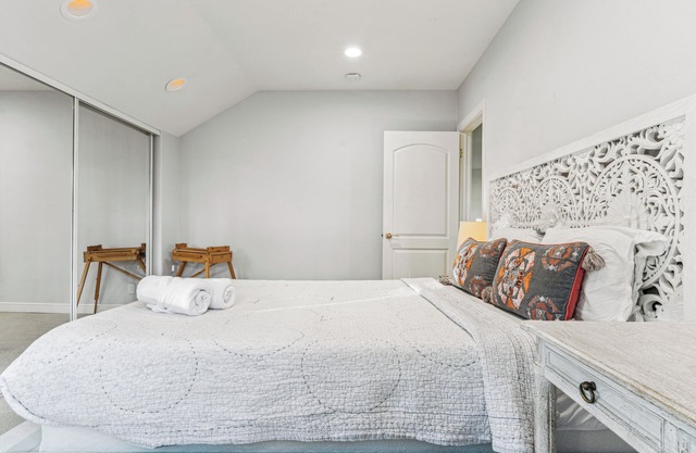 Relaxing Home – ocean views w/hot tub, & short walk to beach!