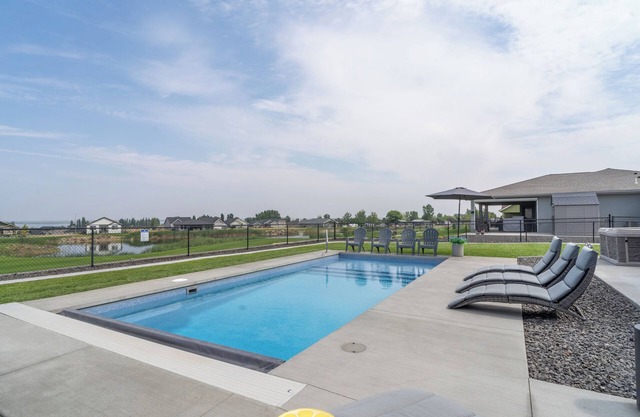 Relaxing home w/ POOL & HOT TUB on the golf course!