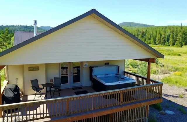 Relaxing Hot Tub, Scenic Views, Mins to Yellowstone - Lone Pine Lodge