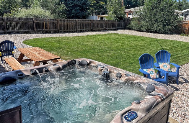 Relaxing Hot Tub! Great for Families or Business - Perfect Location!