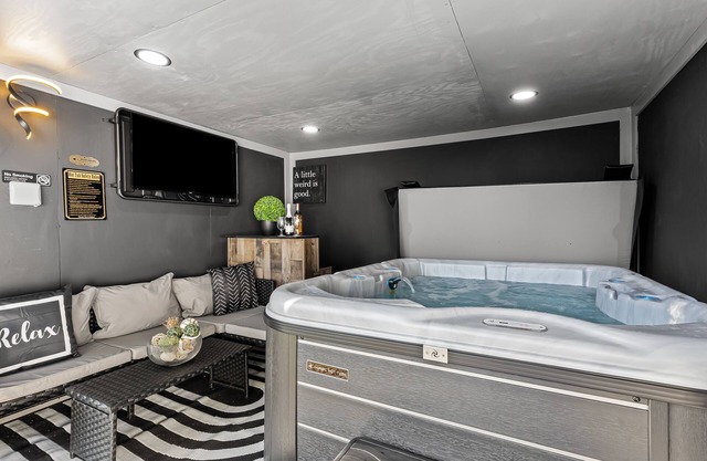 Relaxing~ Hot Tub ~ Hideout with Home Theatre ~ Arcade games ~ & Pool Table!!